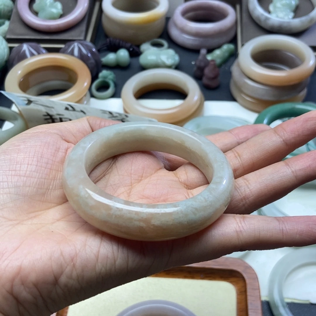 石英质玉手镯未镶嵌小*子