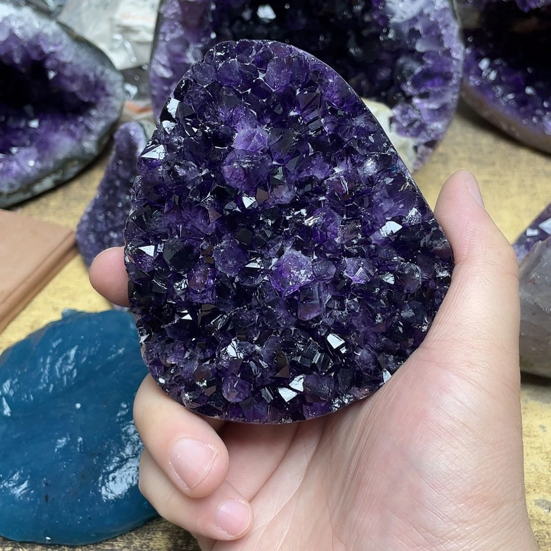 W***。紫晶未镶嵌大型摆件（非配饰）