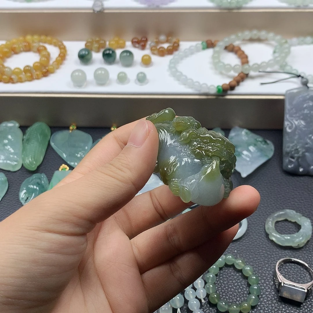 晨***粥翡翠未镶嵌颈饰狮子