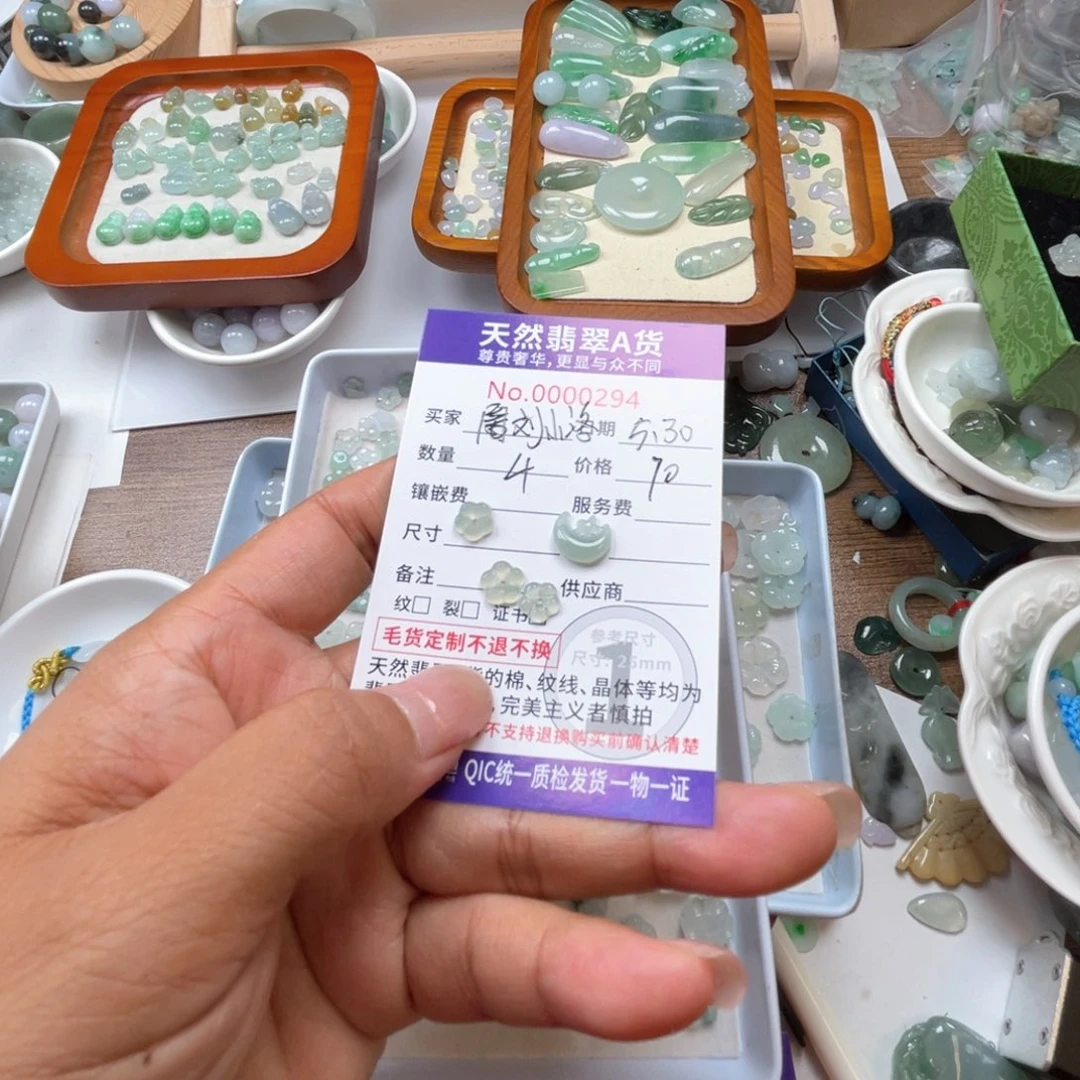 翡翠未镶嵌颈饰周**洛