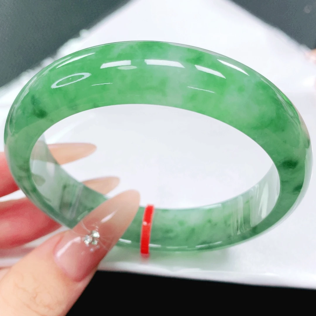 翡翠手镯未镶嵌58。