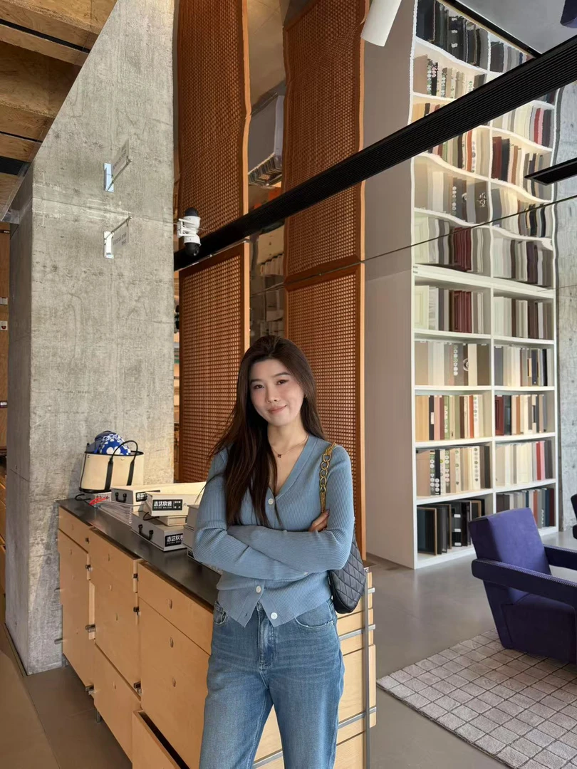 YOUCAI25春季｜baby蓝V领针织衫