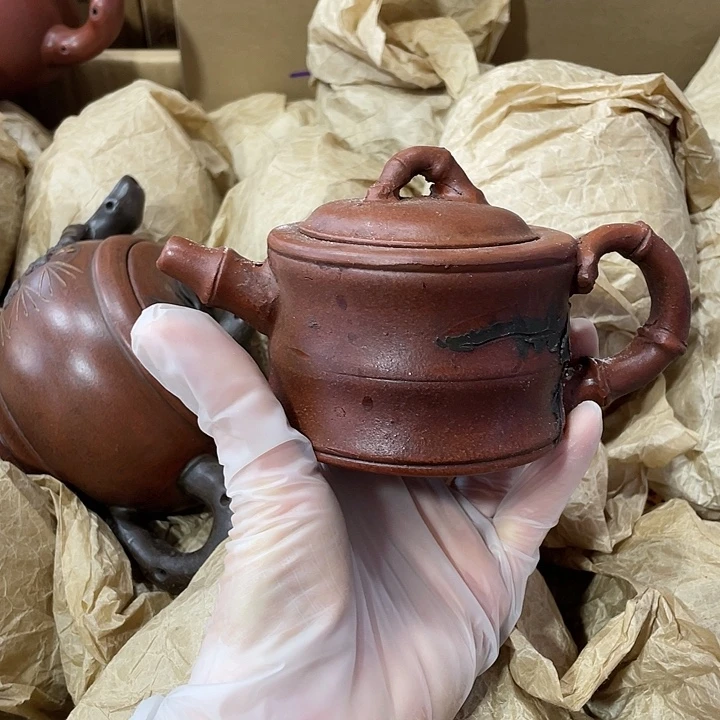 紫砂茶壶原矿泥料，手工制作一把紫砂壶。