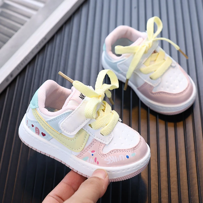 2025秋季新款小童运动鞋0-2岁学步鞋软底皮面女童板鞋宝宝休闲鞋