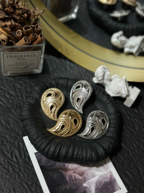 钛钢亚克力耳饰 钛钢耳饰 LARVINA腰果花复古耳环