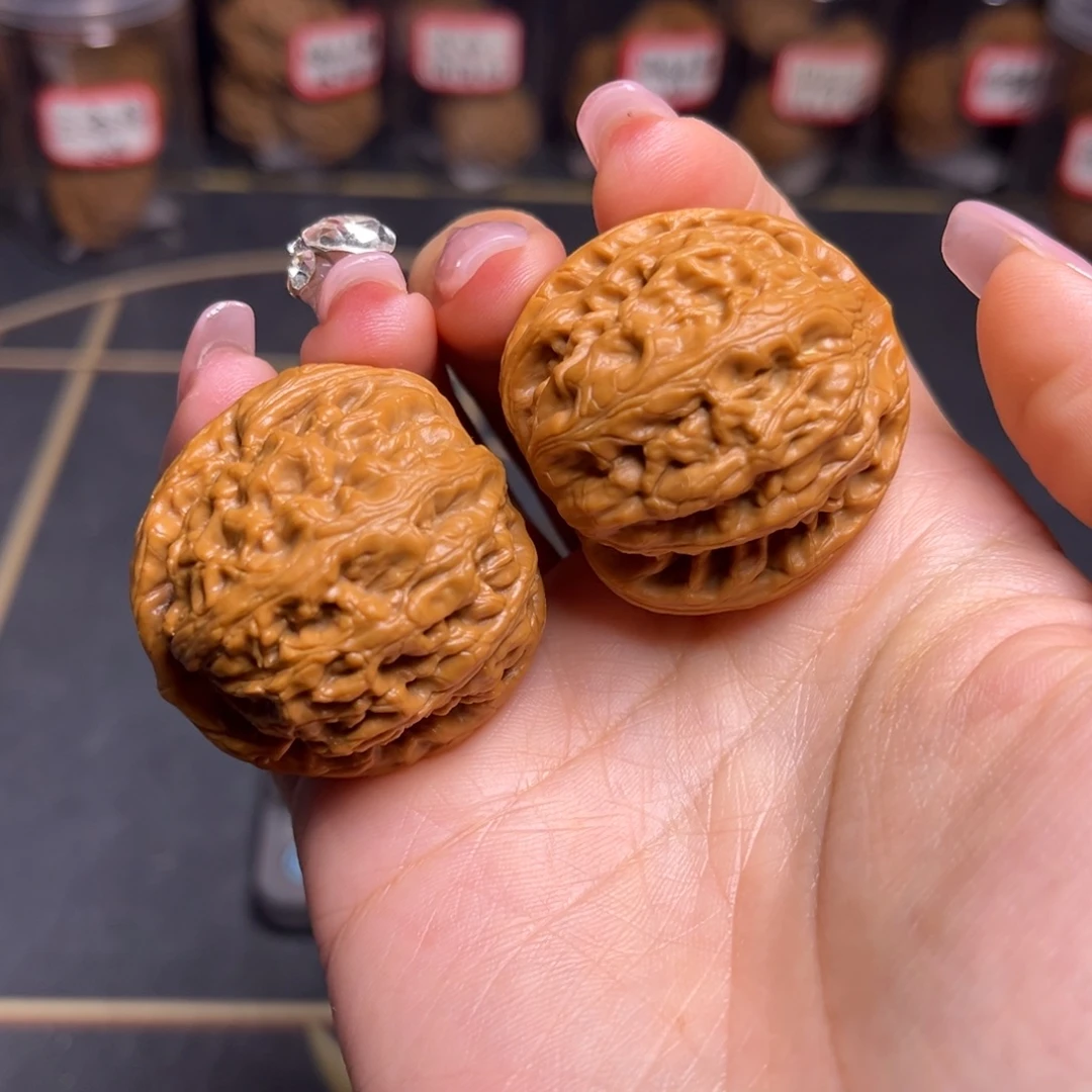 文玩核桃吊坠红锦鲤39.5