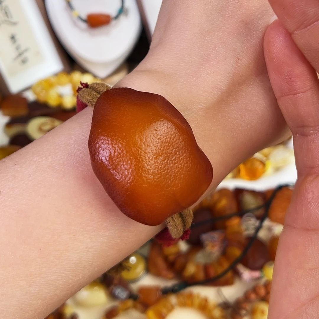 琥珀珠宝奇石未镶嵌。