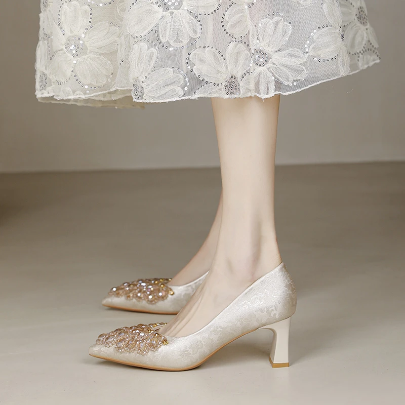 新中式国风尖头粗跟高跟鞋鞋女2025春季新款浅口串珠水钻中跟婚鞋