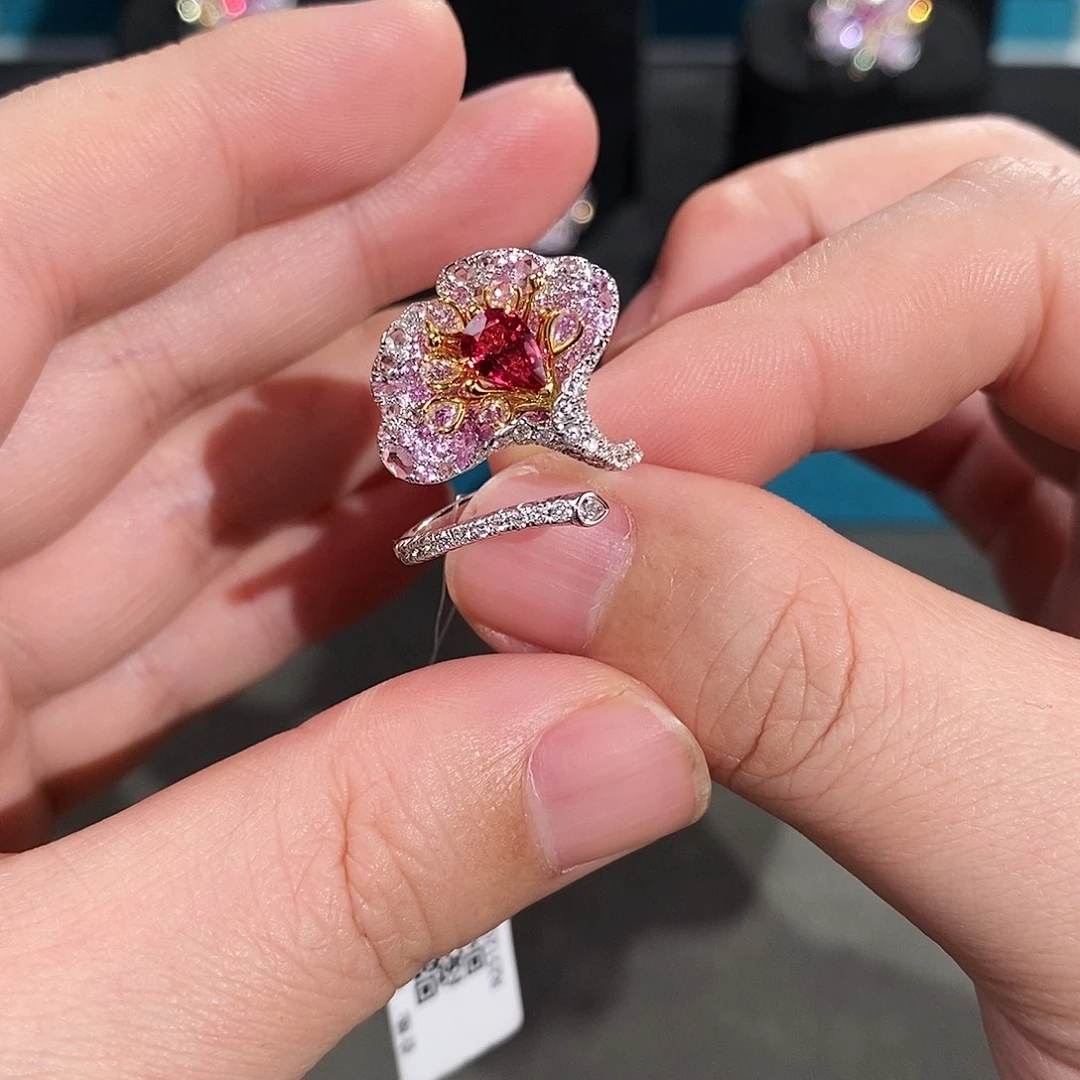 戒指18K金镶嵌红宝石无烧鸽血红0.71ct