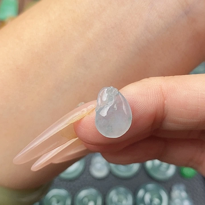 翡翠未镶嵌颈饰钱袋