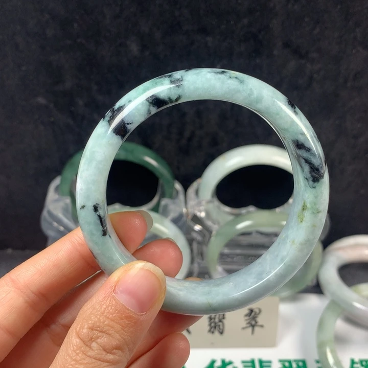 翡翠未镶嵌手镯40号。 57圈