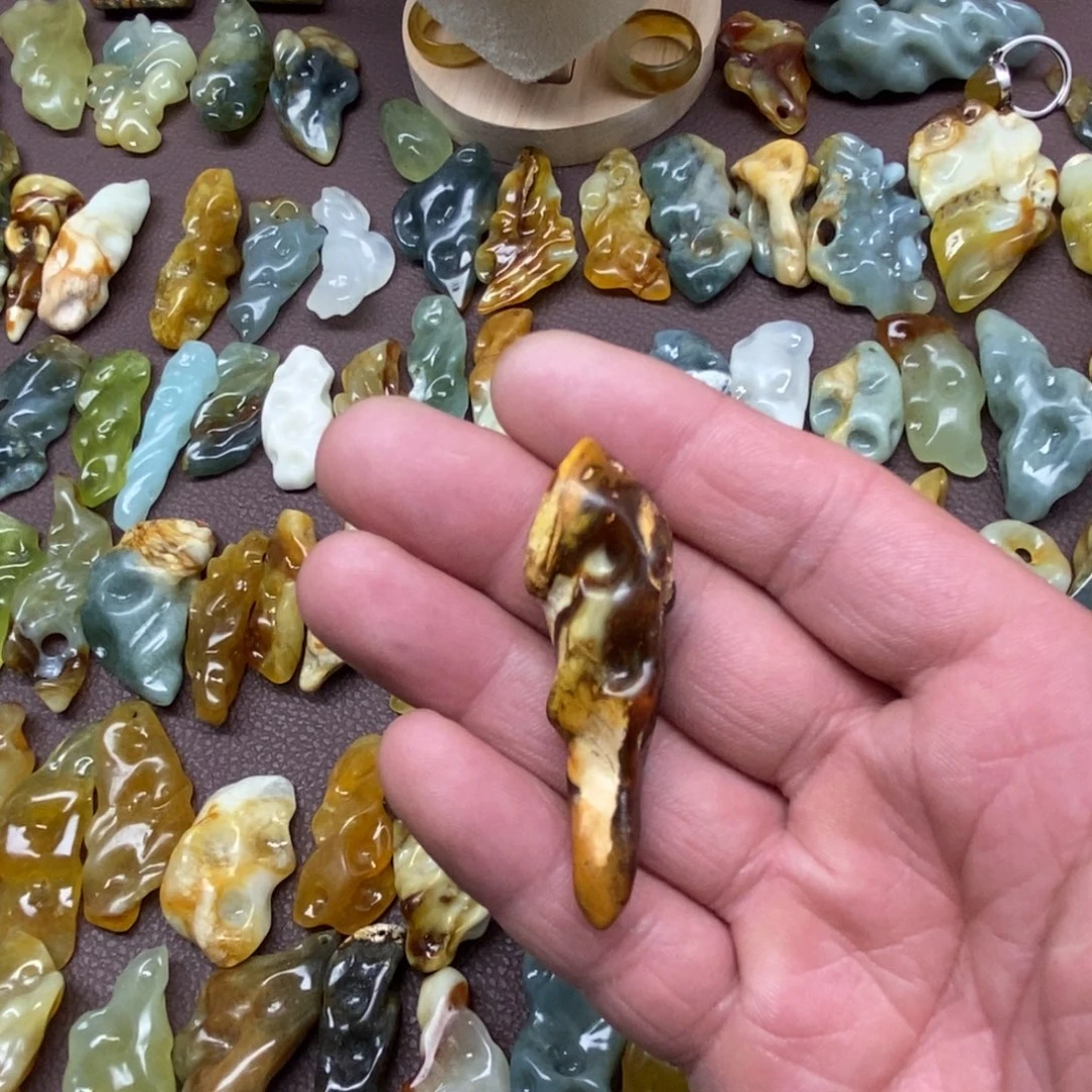 风***。蛇纹石玉未镶嵌颈饰