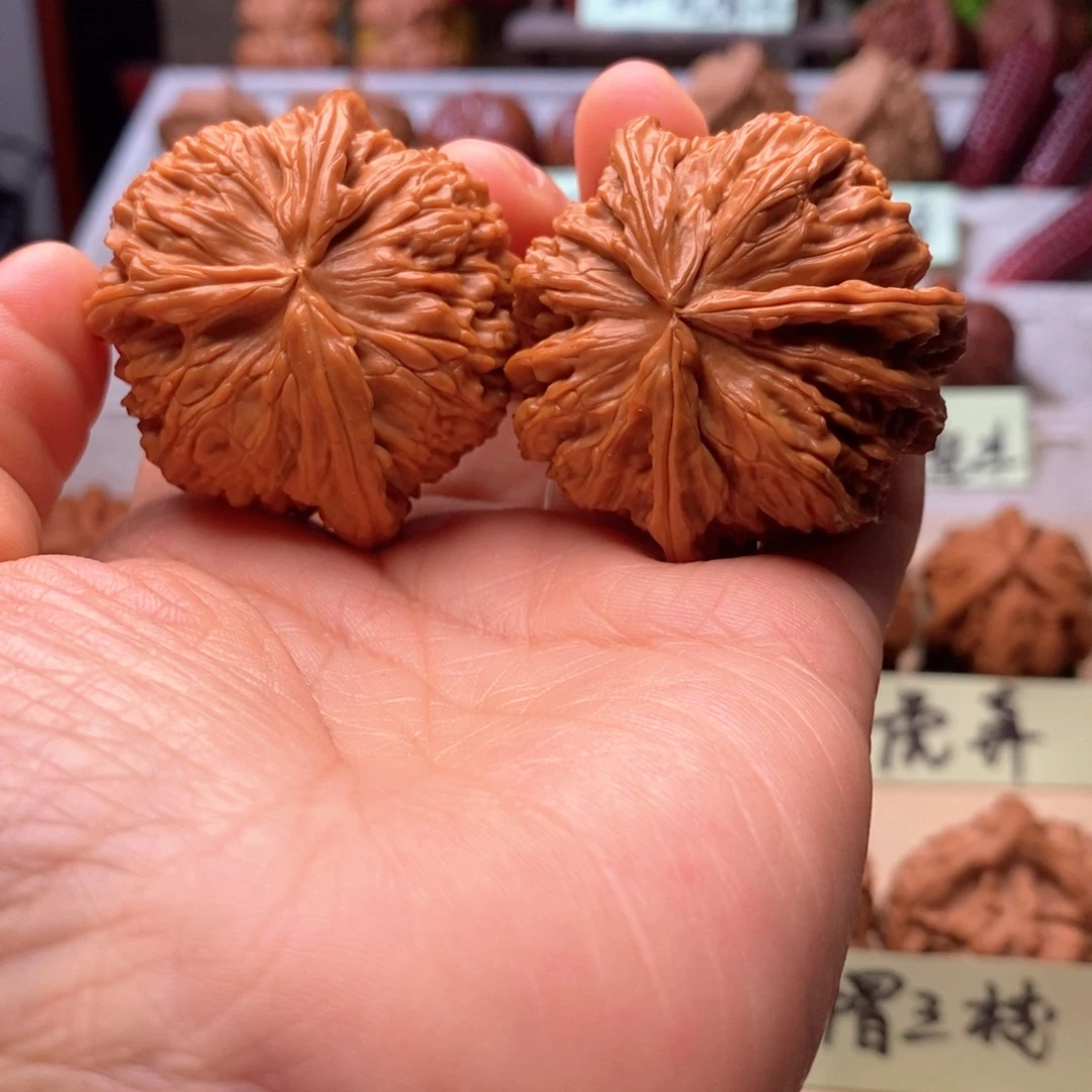 聚***哥把件文玩核桃白獅子三棱球连