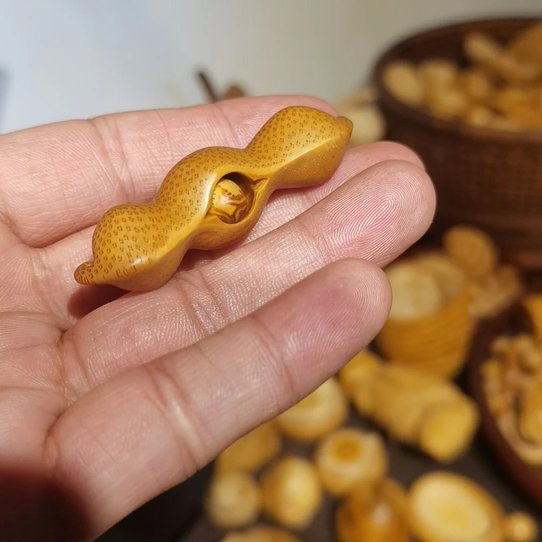 国***和香榧木竹根雕摆件配饰金蟾杂相