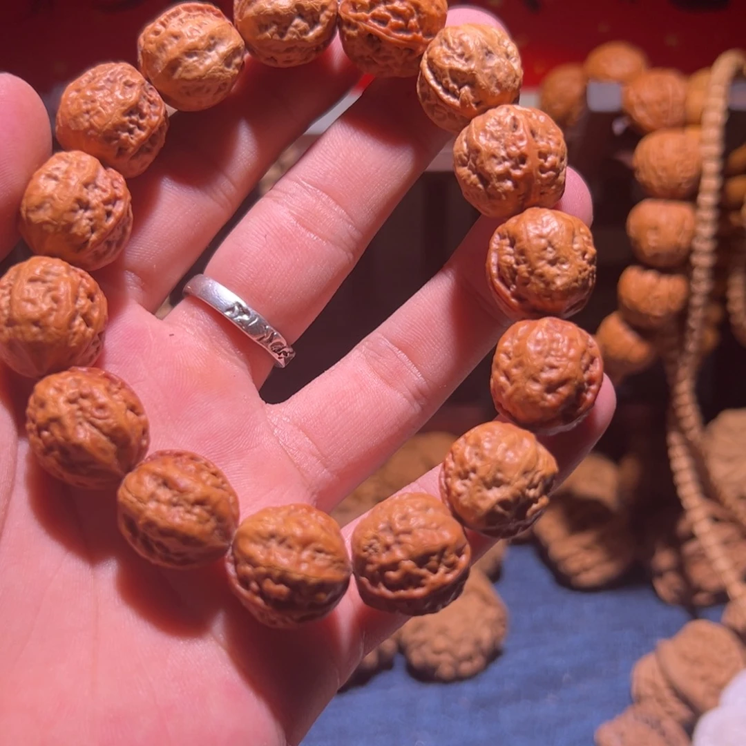 文玩核桃把件17八棱一条，有色差，可能有隐黄，不影响盘玩