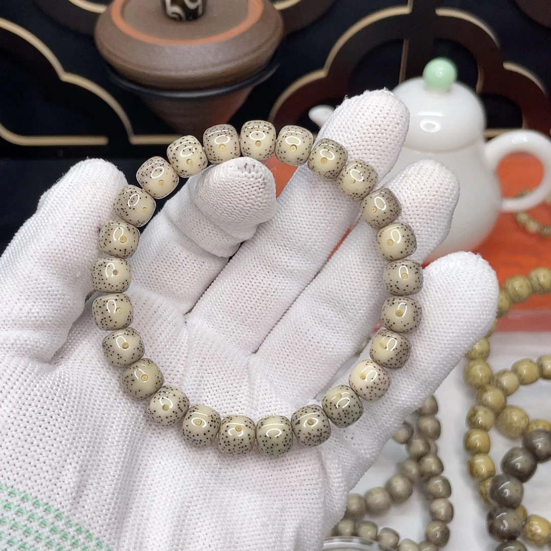 星月菩提吊坠46。9/8瓷白黄金瞳