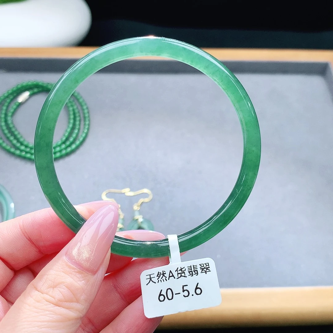 未镶嵌手镯（圆镯）翡翠