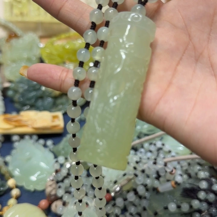 未镶嵌蛇纹石玉吊坠