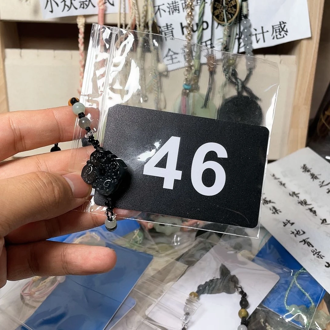 蛇纹石玉颈饰合金