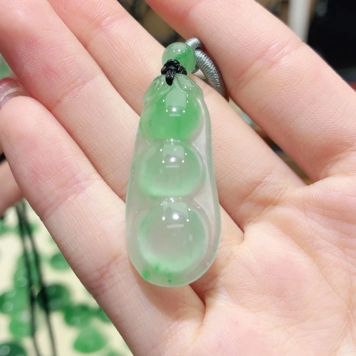 若***汤石英质玉（非洲翠）未镶嵌颈饰