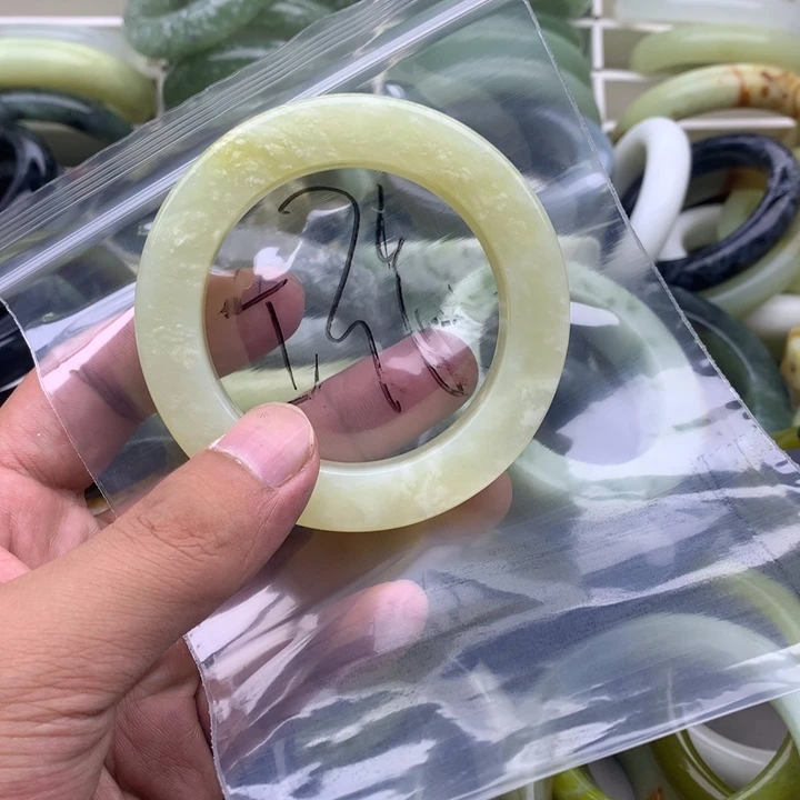 亓***室未镶嵌蛇纹石玉手镯