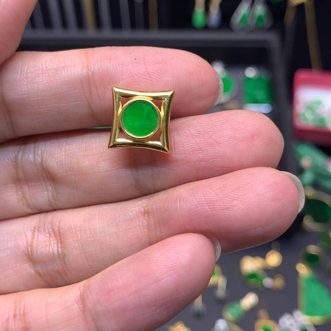 素***浅翡翠未镶嵌颈饰有纹