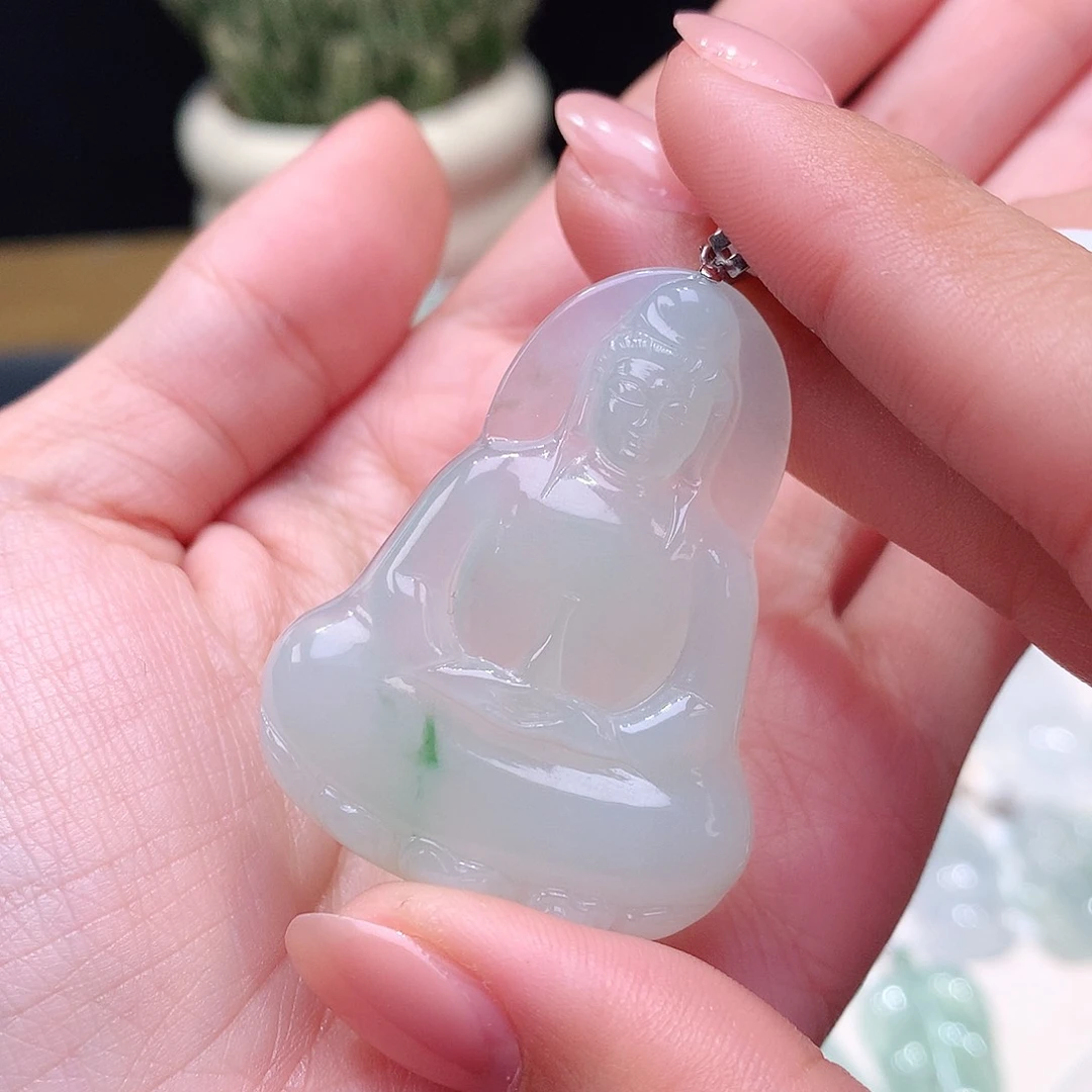 颈饰18K金镶嵌翡翠飘花素衣观音