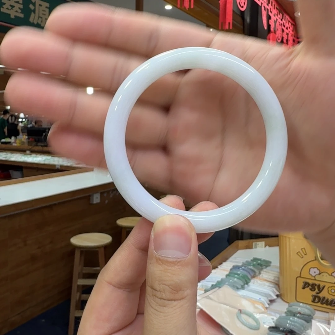 翡翠手镯未镶嵌翡翠