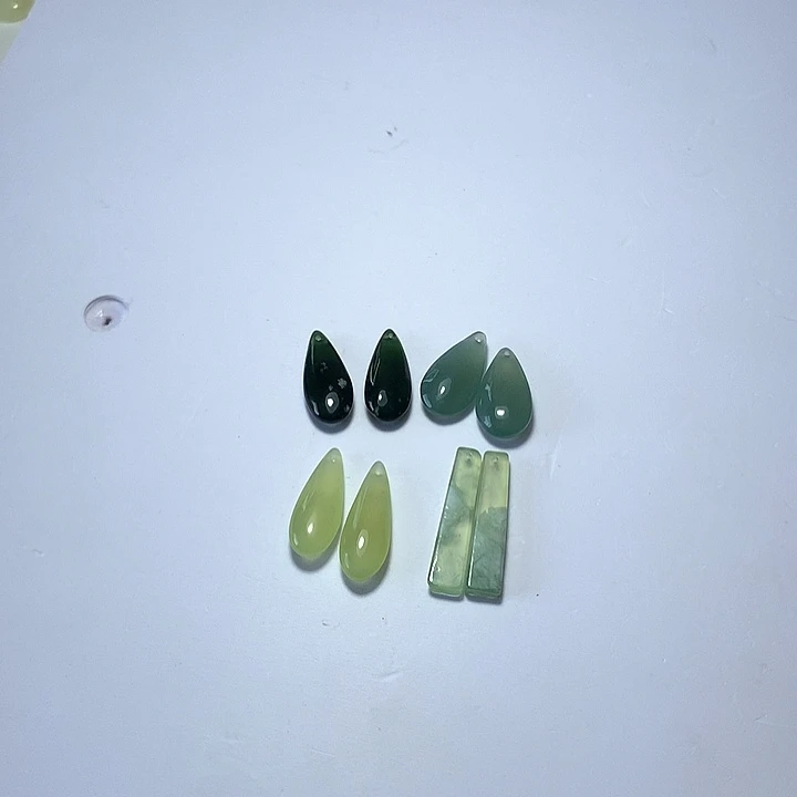 喵***娜蛇纹石玉未镶嵌耳环随机发一个