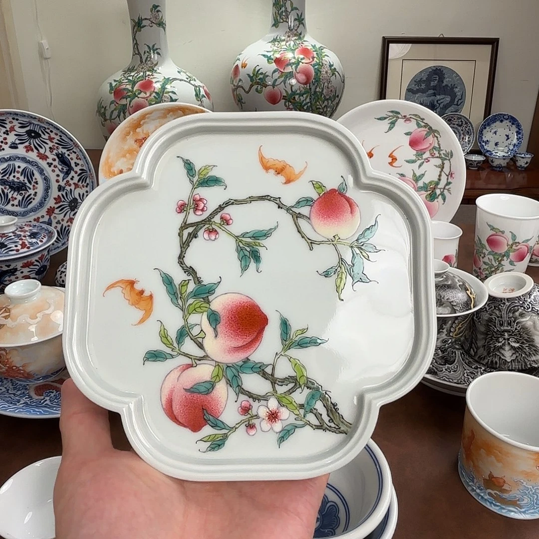 L***g异形三桃壶承写实风格