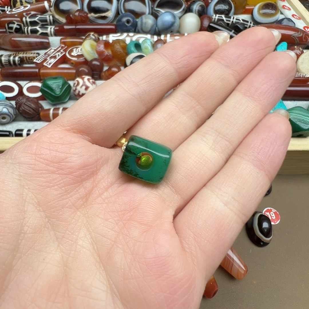 艳***-玛瑙/玉髓未镶嵌珠宝半成品