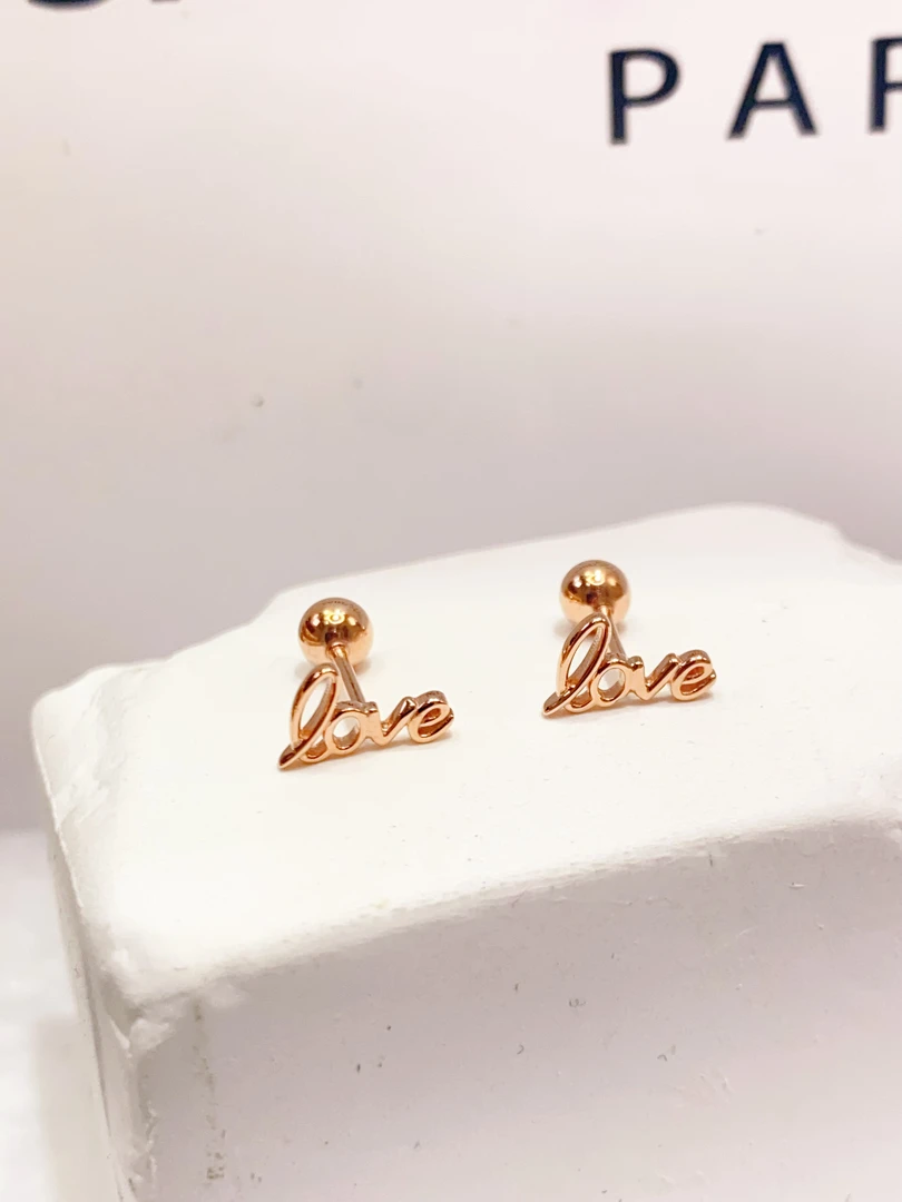18K 小清新字母双戴耳钉