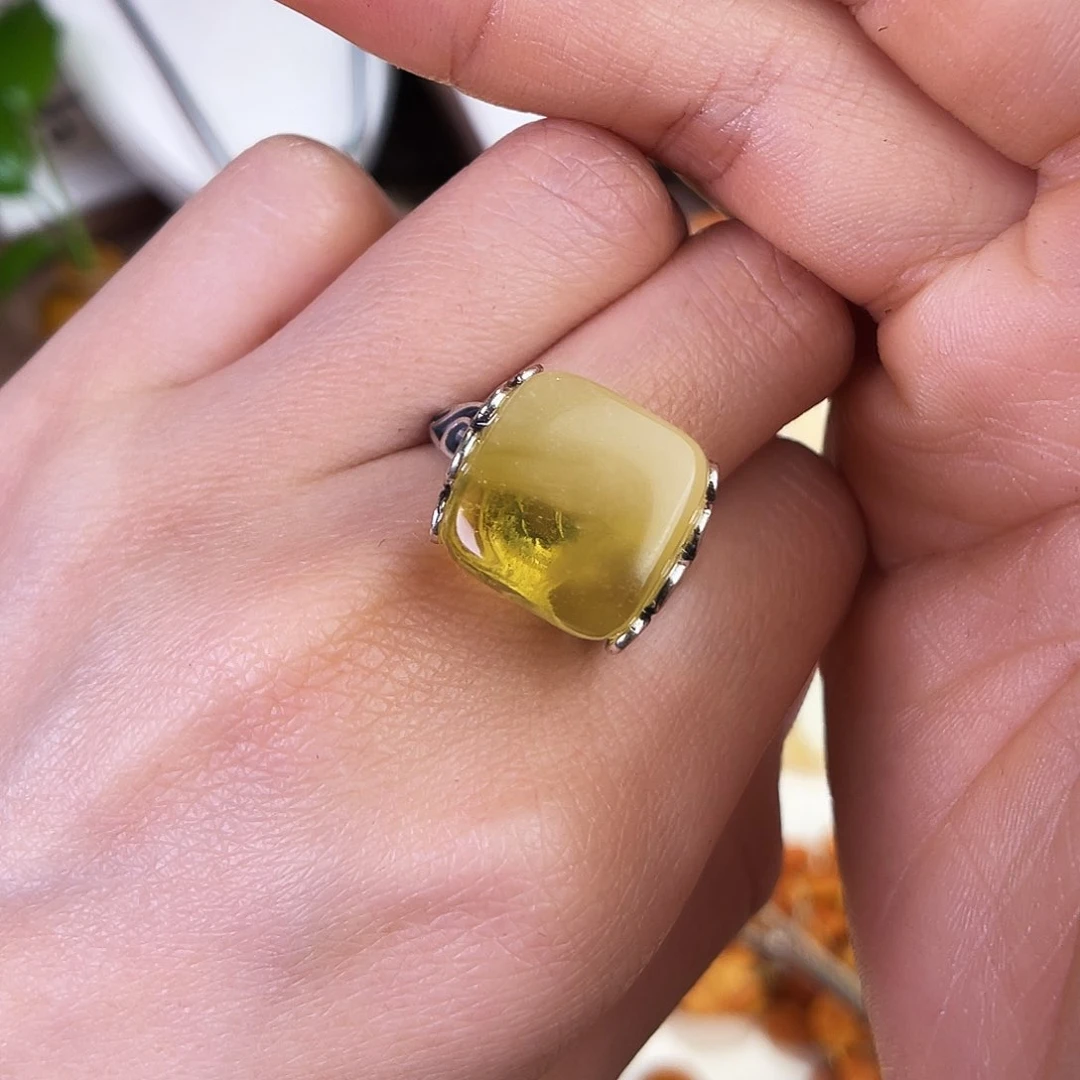 琥珀珠宝奇石未镶嵌。