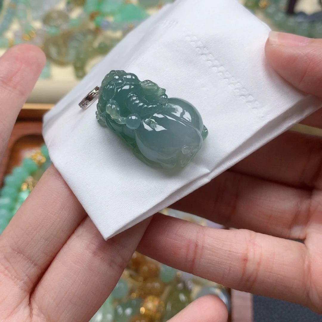 翡翠未镶嵌颈饰闪