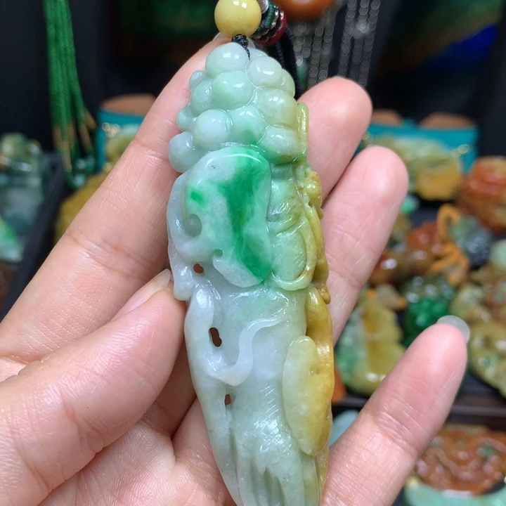 翡翠未镶嵌颈饰人参