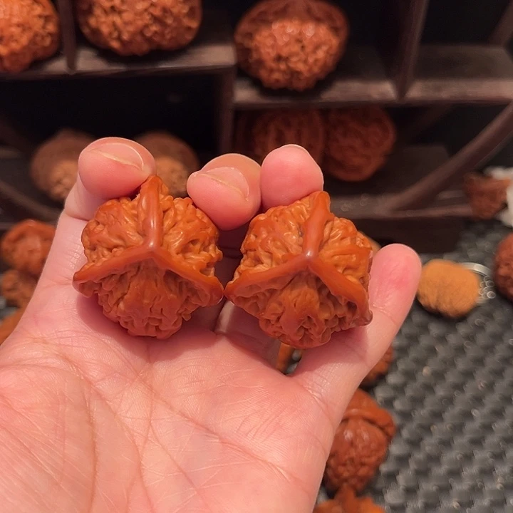 ****木文玩核桃把件三棱