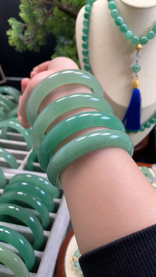 天然石英质玉石手镯 独龙玉手镯