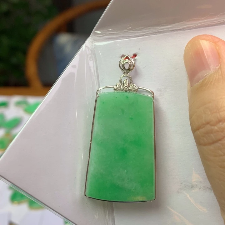 翡翠18K金镶嵌颈饰翡翠吊坠