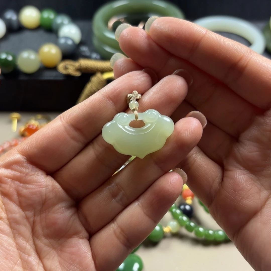 颈饰未镶嵌和田玉如意