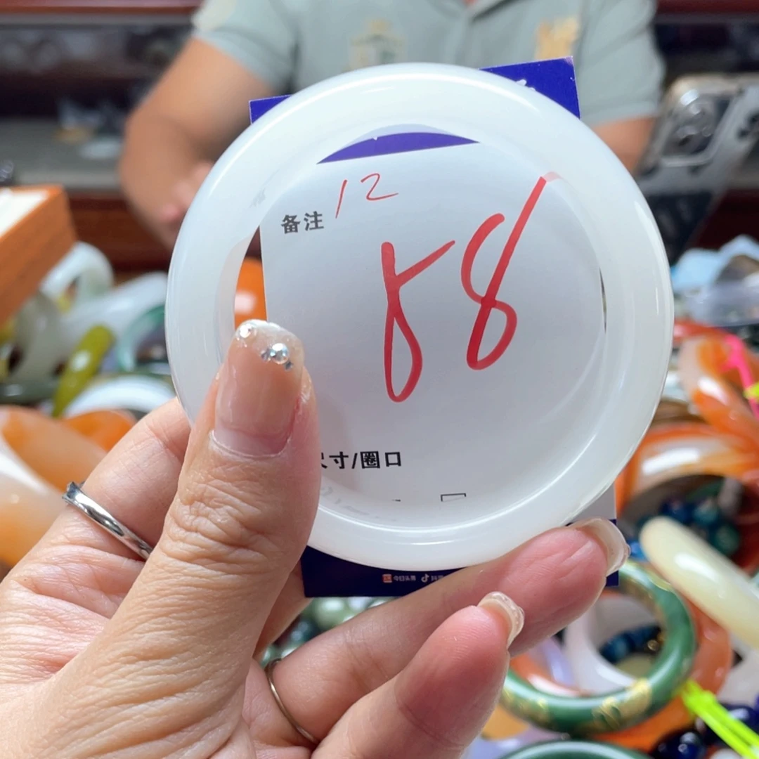 颈饰未镶嵌石英岩玉