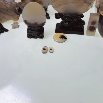 如***戏玛瑙/玉髓未镶嵌珠宝半成品