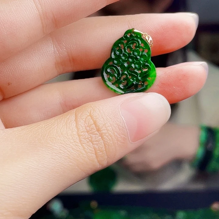 翡翠18K金镶嵌颈饰多样性