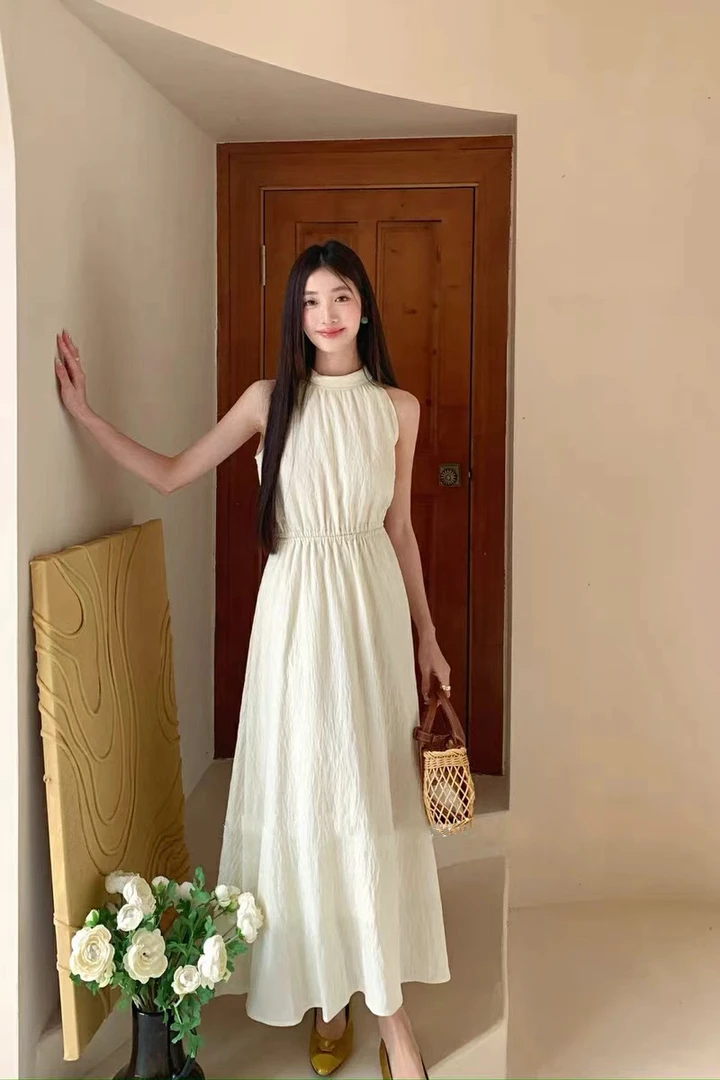 挂脖连衣裙女2025年夏季新款收腰显瘦老钱风气质绝美米白色长裙子