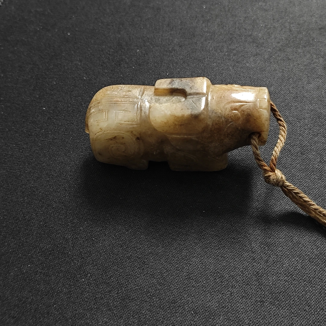 RC01150清代和田白玉仿古瑞兽把件