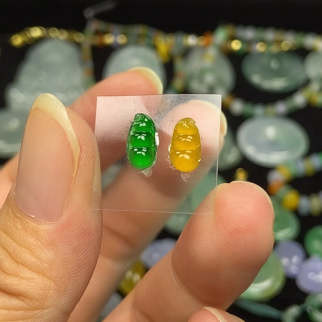 翡翠未镶嵌颈饰豆子