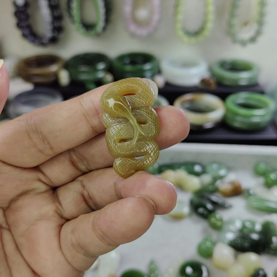 和田玉未镶嵌颈饰