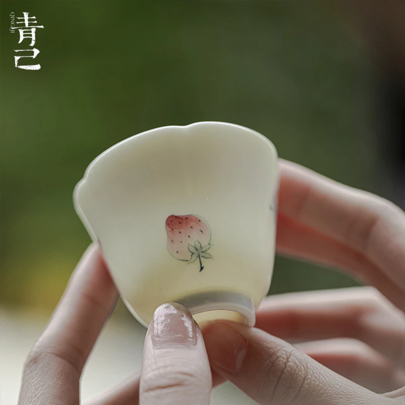 青己手绘花口茶杯功夫茶具家用草莓烦恼品茗杯玉泥白瓷喝茶杯陶瓷