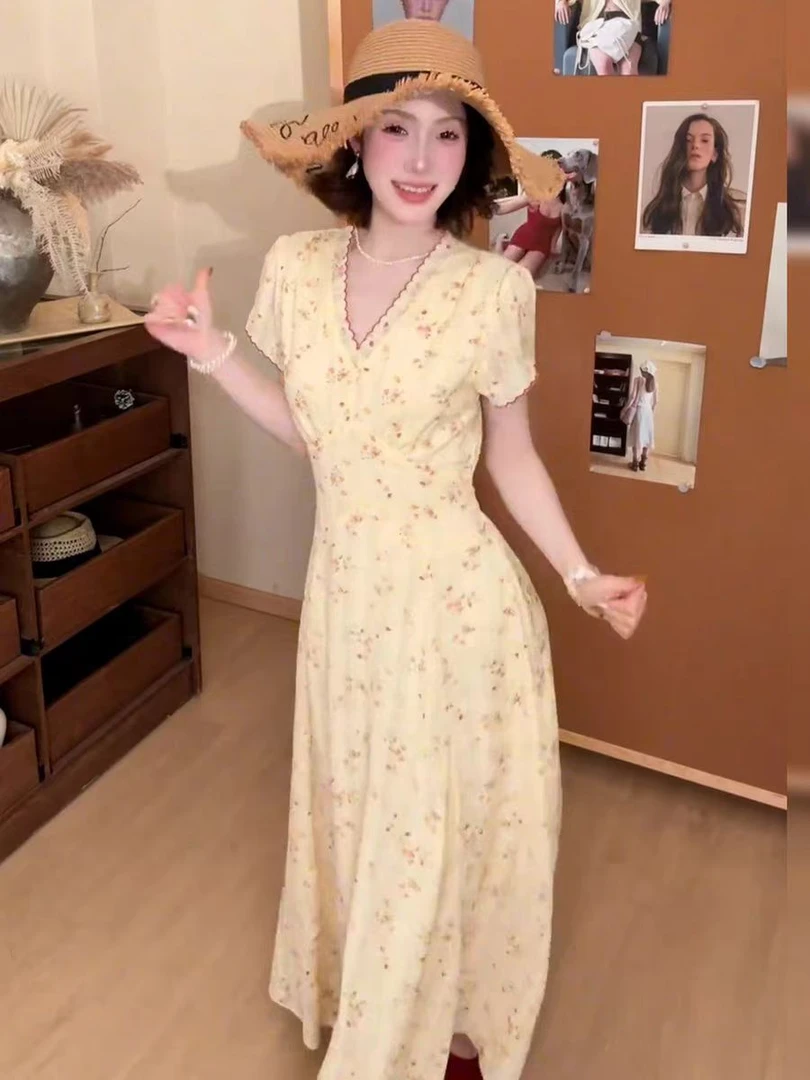 2025纯欲气质V领小岛蔷薇碎花显瘦小众设计感连衣裙