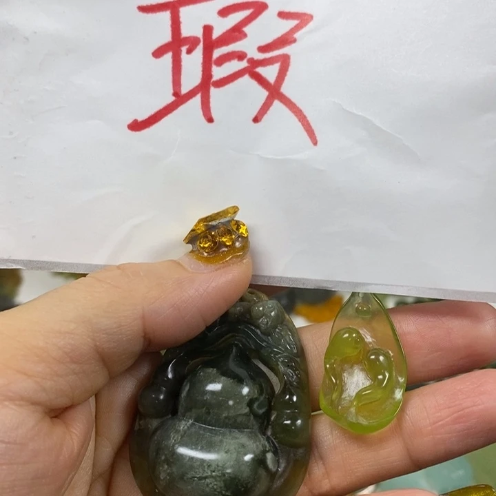 未镶嵌蛇纹石玉吊坠