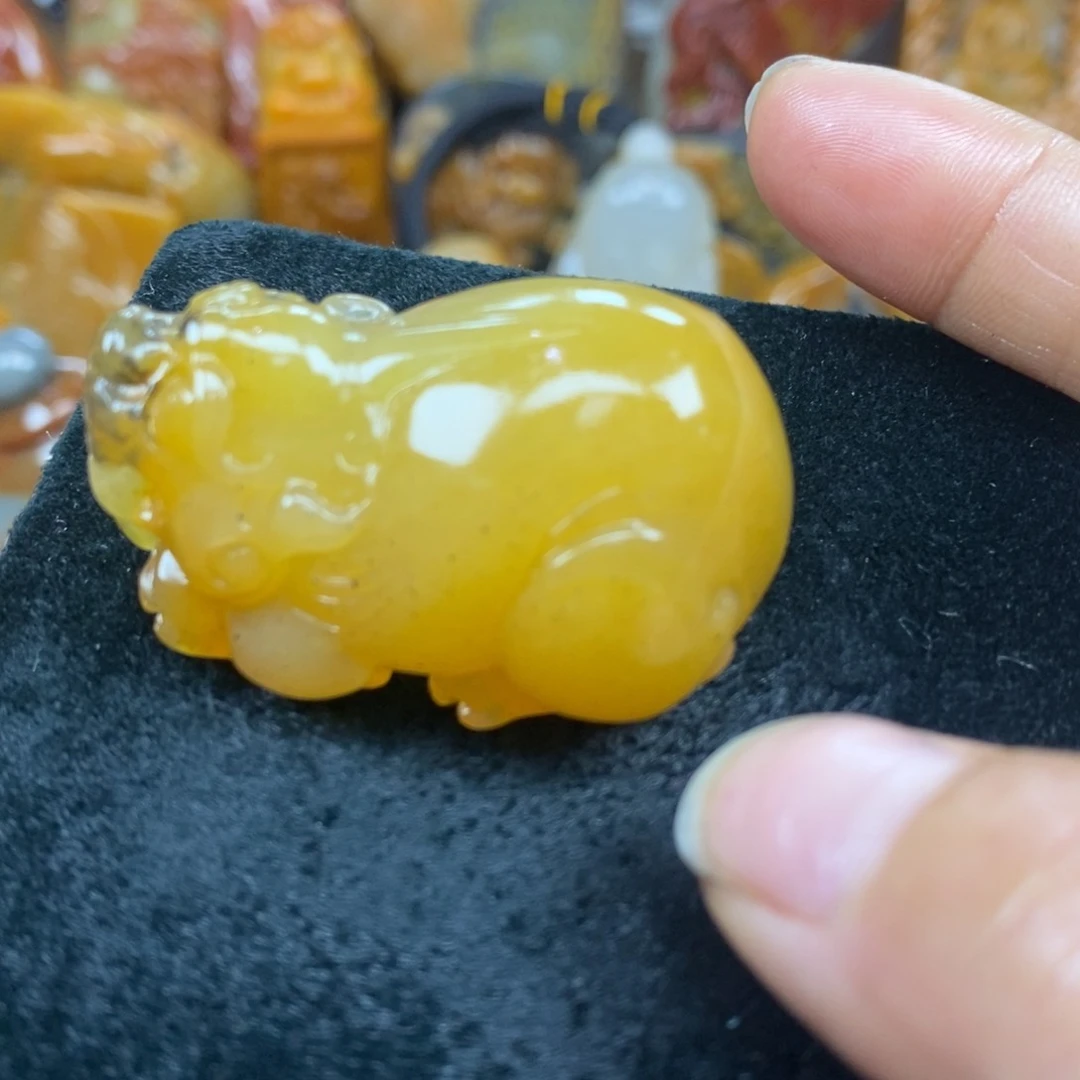 未镶嵌石英质玉（黄龙玉）颈饰